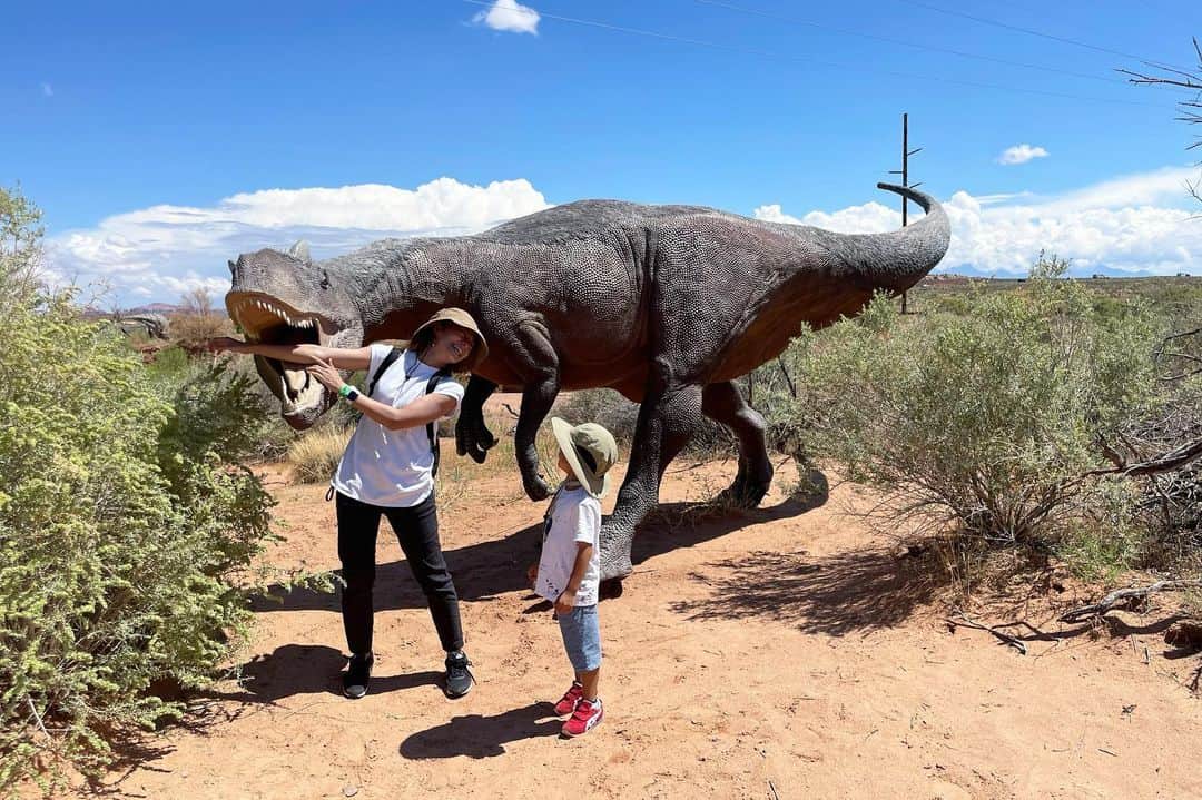 白渚すずさんのインスタグラム写真 - (白渚すずInstagram)「夏休みRV trip ・ ＊Moab Giants ＊  実寸大の恐竜が自然の中に佇むミュージアム。 大自然の中で見るだけにリアルに感じられました。 私が恐竜に食べられたかの様に演技をしていると はじめは呆気に取られていたボク(笑)  次第にノリノリになり一緒に楽しみました♪  #grandcircle#rv#rvtravel#rvtrip#moabgiants#moab#moabutah#dinosaur#dinosaurs#dino#恐竜#きょうりゅう #キャンピングカー#キャンピングカーの旅」12月17日 17時14分 - suzubell_44