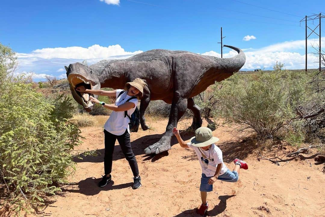 白渚すずさんのインスタグラム写真 - (白渚すずInstagram)「夏休みRV trip ・ ＊Moab Giants ＊  実寸大の恐竜が自然の中に佇むミュージアム。 大自然の中で見るだけにリアルに感じられました。 私が恐竜に食べられたかの様に演技をしていると はじめは呆気に取られていたボク(笑)  次第にノリノリになり一緒に楽しみました♪  #grandcircle#rv#rvtravel#rvtrip#moabgiants#moab#moabutah#dinosaur#dinosaurs#dino#恐竜#きょうりゅう #キャンピングカー#キャンピングカーの旅」12月17日 17時14分 - suzubell_44