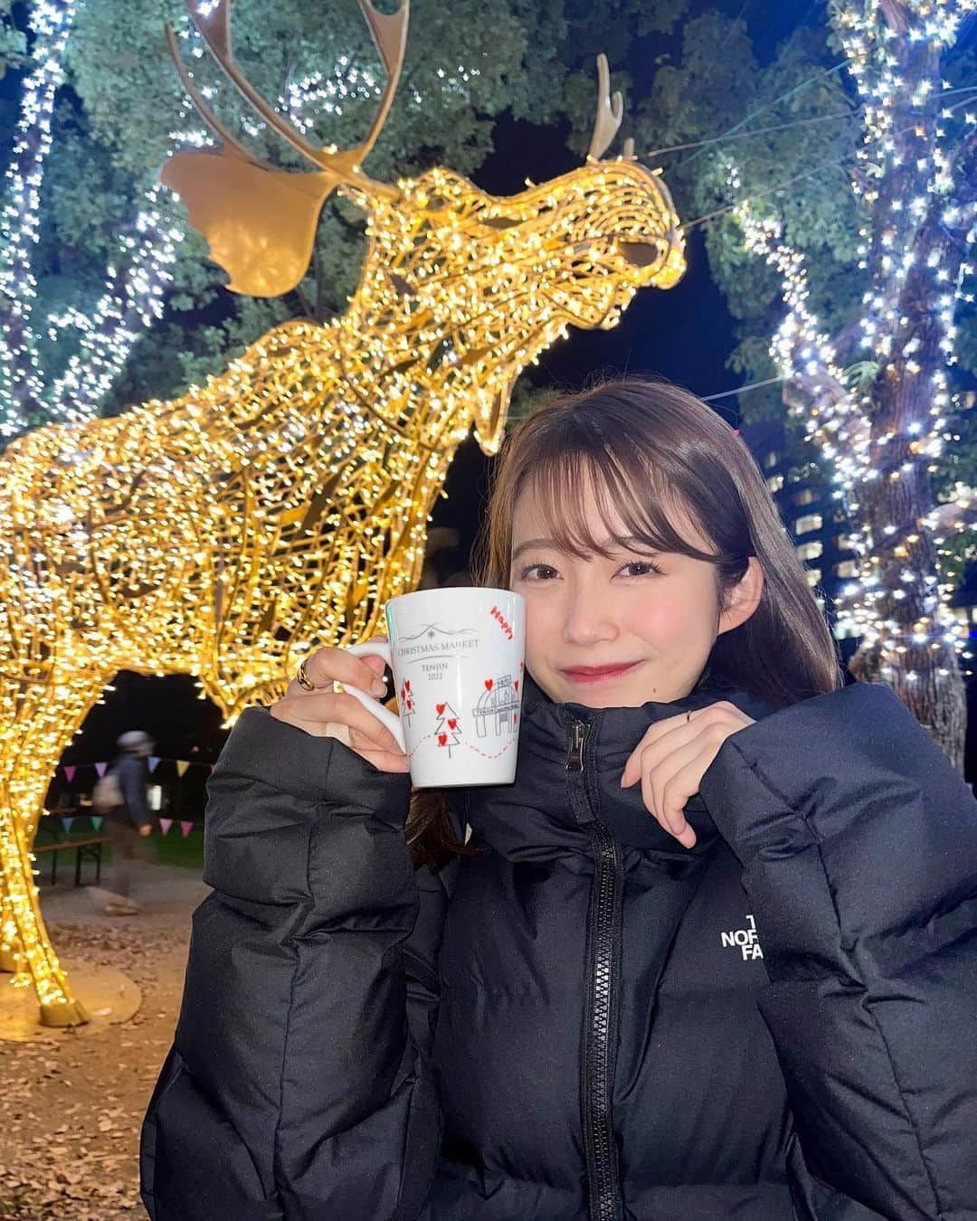 澤井志帆のインスタグラム：「.2022.12.17 ⁡ 来週はクリスマスイブ🎄🤍 ⁡ この時期は街がイルミネーションで彩られキラキラして見えますよね💫✨ ⁡ 今年のクリスマス、皆さんはどのようにして過ごしますか？♩ ⁡ ⁡ #DaiichiTV#アナウンサー#イルミネーション#福岡#博多#福岡観光#博多観光#天神#クリスマスマーケット天神#クリスマスマーケット#天神中央公園」