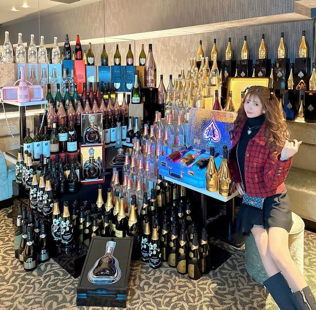 ひめかのインスタグラム：「今クールも皆様ありがとうございました🥹❤️ 昨日で今年ラストクールとなり、 今年の出勤残り9日です😭😭😭 周りはみんなイベント中なのですが 私は去年と同様、今年も一人で年間目標と 戦いながら1人イベントしています😭❤️ プレッシャーだったり色んな思いもある中、 来年は数字を追わない自分になると決めた以上 今年は圧倒的な数字でやり切りたい🔥 今年も残り僅かですが皆様よろしくお願いします😭🙇‍♀️ #大阪 #北新地 #キャバクラ #キャバ嬢 #エースグループ  #シャンパン #レイズ」