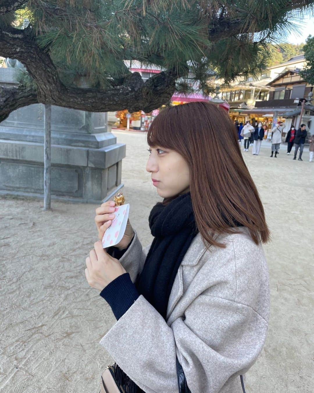 尾形穂菜美のインスタグラム：「#揚げもみじ 🍁  おかわりしたかった🤤  #宮島 #厳島神社 #広島グルメ」