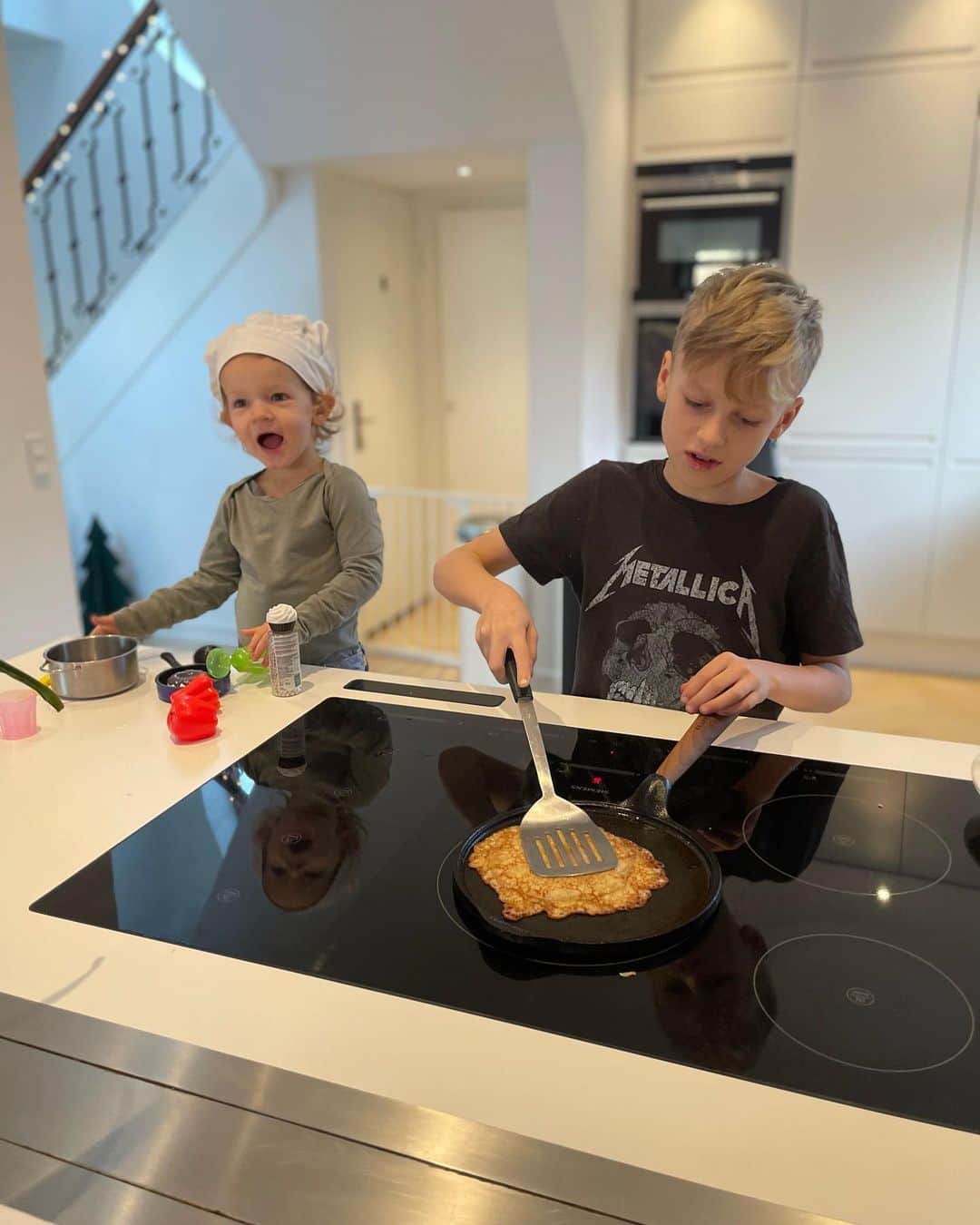 アンデルス・リンデゴーのインスタグラム：「La petite cuisine💙💙💙」