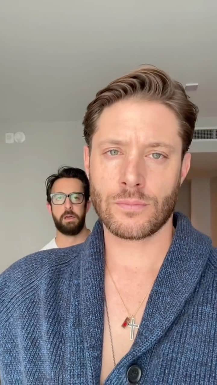 ジェンセン・アクレスのインスタグラム：「More blue cardigan shenanigans with @realadamrose」