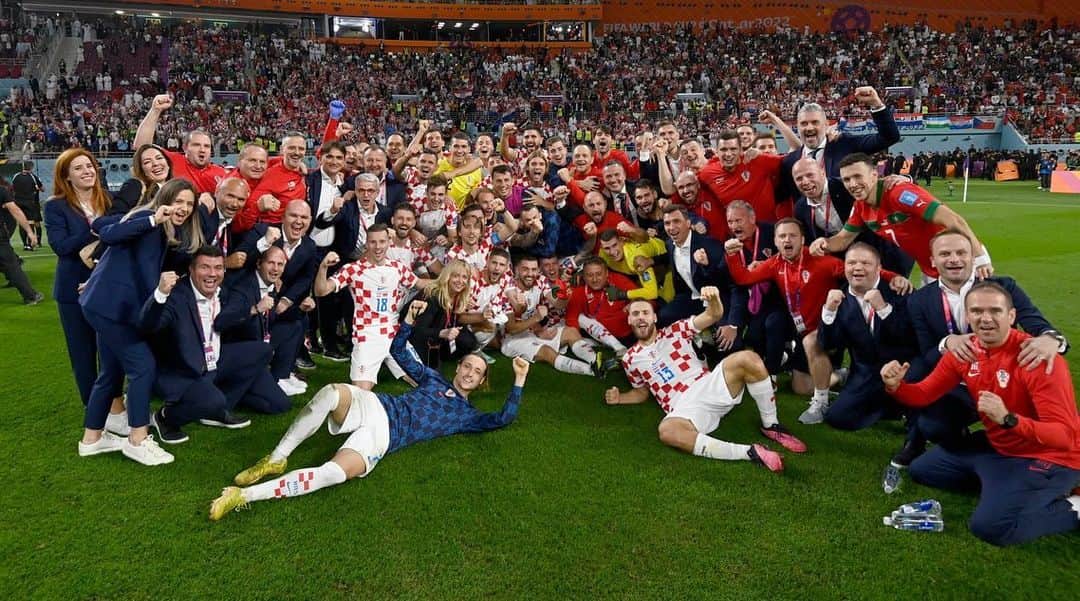 マリオ・マンジュキッチさんのインスタグラム写真 - (マリオ・マンジュキッチInstagram)「Two World Cup medals 🥈🥉 in four years, what an achievement… 🔝🇭🇷 Talent, hard work and character - this team has everything 👌🏻🇭🇷 So proud ❤️#Hrvatska #neverstop #stepbystep #mm17🌪」12月18日 4時10分 - mariomandzukic
