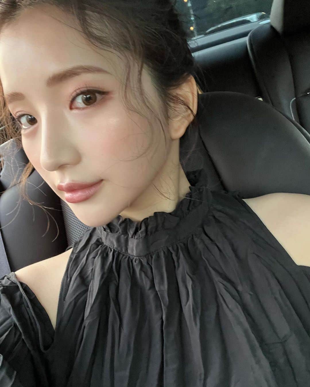 南りほのインスタグラム：「🖤🖤🖤 今年も残り後少しだけどみんなは、やり残した事ある？🙋🏼‍♀️」