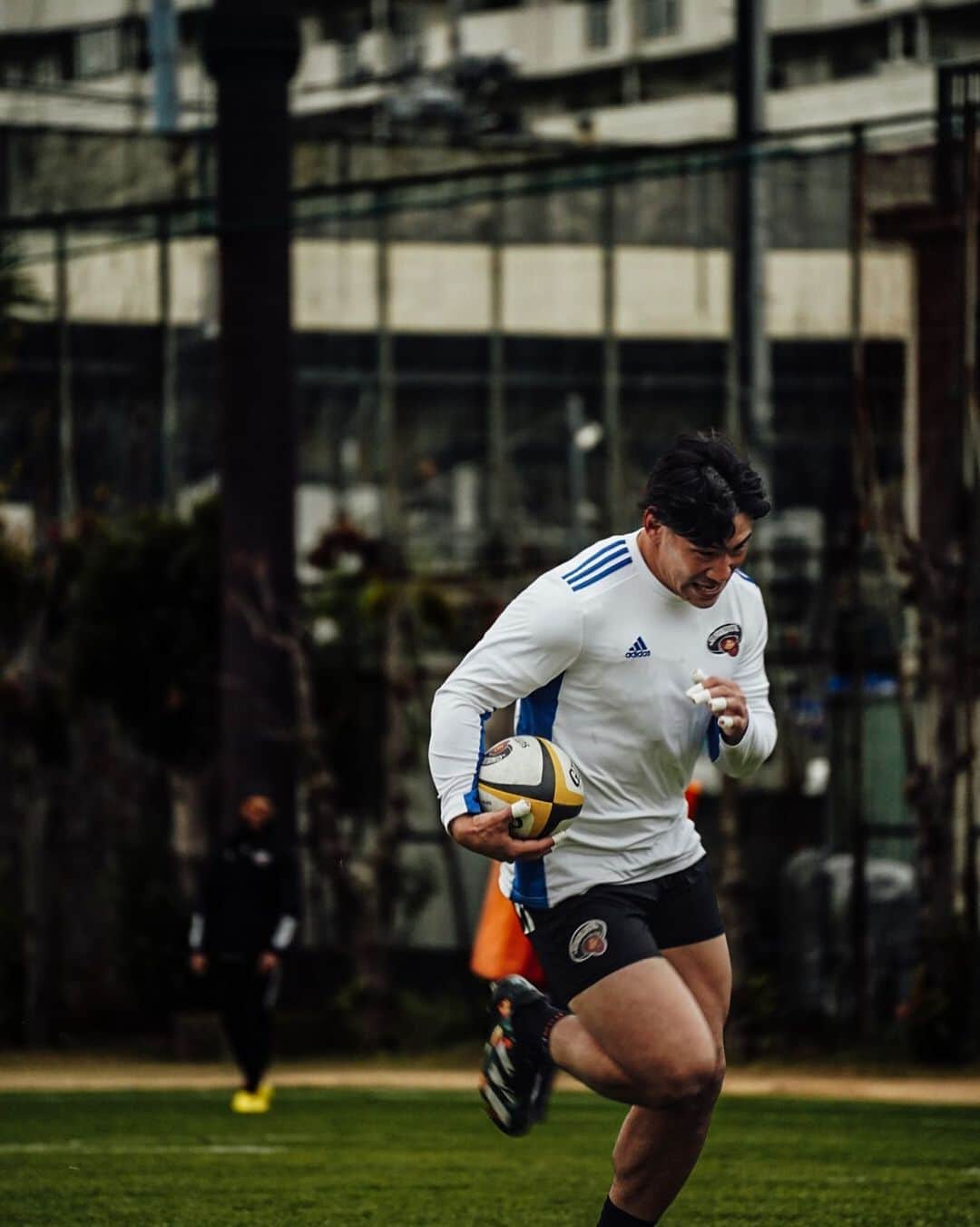 中村亮土さんのインスタグラム写真 - (中村亮土Instagram)「LEAGUE ONE 2022-2023 いよいよスタート🏉  沢山の方に現地で応援してもらえると最高です！！ 是非スタジアムで興奮を味わって下さい🔥  試合日程は下記をチェック✅ https://www.suntory.co.jp/culture-sports/sungoliath/  PHOTO BY 📸 @nagatomo_yasunori   #sungoliath #東京sungoliath  #leagueone  #start  #中村亮土」12月17日 19時39分 - bd_ryoto