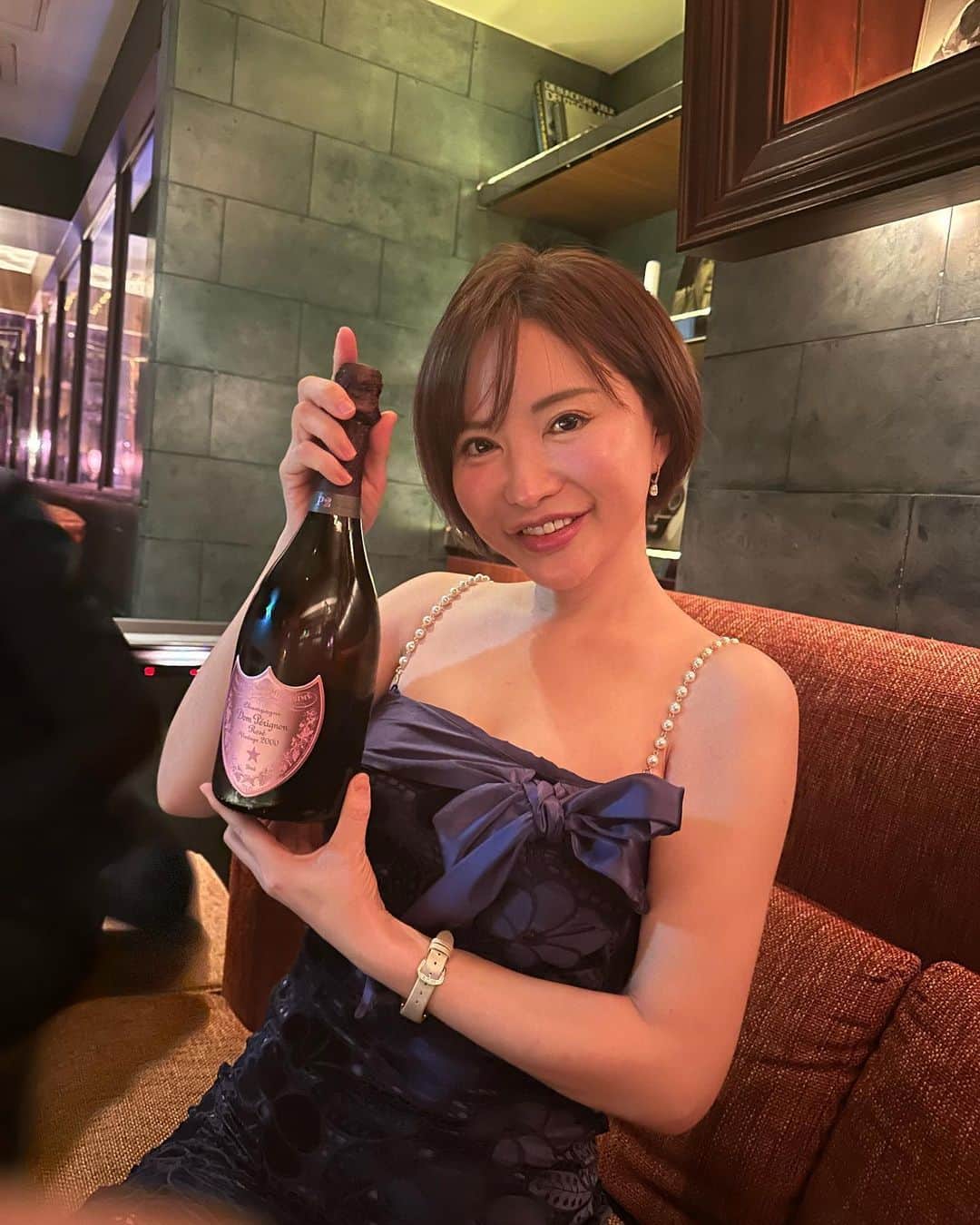 里美ゆりあのインスタグラム：「P2ロゼお誕生日お祝いで開けて頂きました🥰  最高に美味しかった〜✨✨  #バースデー  #birthday #ノーマルカメラ  #無加工  #ご馳走様でした  #六本木 #ミュゼルヴァ #里美ゆりあ」