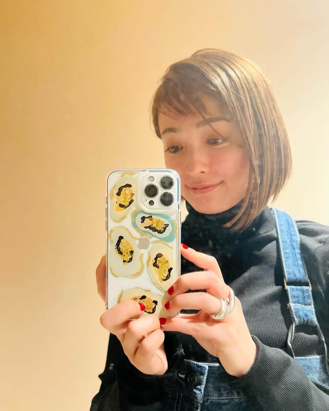 のインスタグラム：「やったー！！ オーダーした @vilieofficial の iPhonecaseが届いた🥹 かわいい🥹うれしい😘 どれにしようかなぁ？って悩んだのだけど、この柄にした❤︎ 持ってるだけでワクワクする✨ 12/31(土曜日)まで受注会を開催しているんだって！気になる人はぜひ！！  #vilie#ヴィリエ #iPhonecase #アイフォンケース #スマホケース #アクリル絵の具#ハンドメイド#handmade #アート#art #ドライフラワー #ニュアンスデザイン #ニュアンスアート #デザイン画」