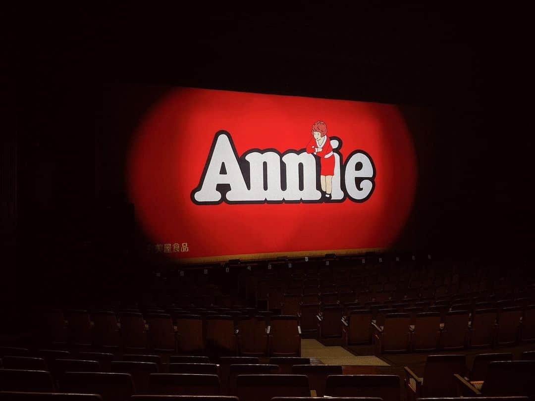 島ゆいかのインスタグラム：「⁡ ⁡ #Annie #アニー クリスマスコンサート2022 初日ありがとうございました！ MCでもお伝えさせていただきましたが   お知らせです///   ↓ ⬇︎  丸美屋食品ミュージカル「アニー」 ⁡ 2023年もリリー役で出演させていただきます💋👠 念願の2幕、フルバージョン✨ 悩みに悩んで出会えた彼女を引き続き演じられる喜び胸に 気持ち新たに精一杯！励みます！ ⁡ 明日のクリコン最終日もよろしくお願いいたします ☺︎ ⁡」