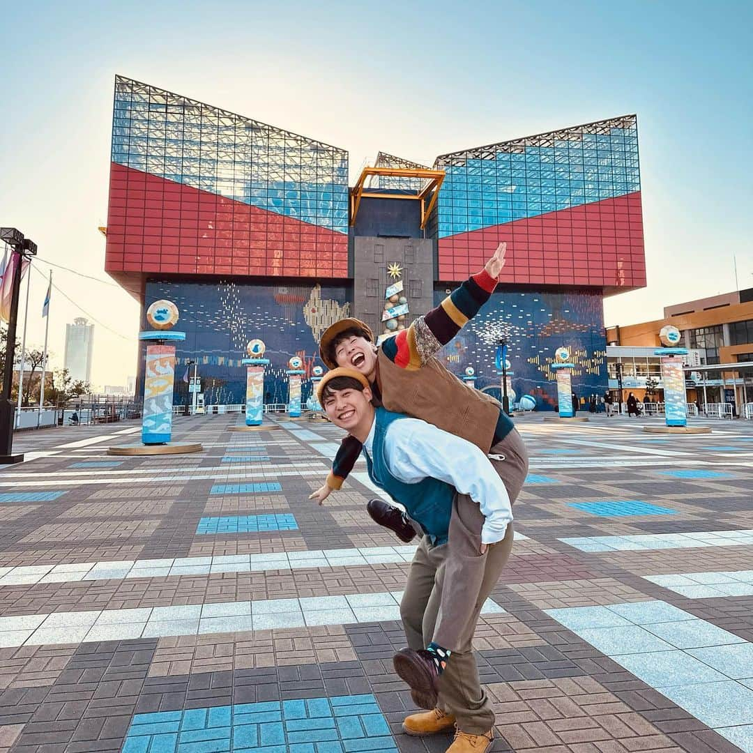 ひなたさんのインスタグラム写真 - (ひなたInstagram)「海遊館に行ってきたヨ〜♡ イルミネーションもある海遊館を宇宙で1番堪能してきました。  17時から館内の照明が切り替わって月明かりが差し込むようなライティングになってめっちゃロマンチックやった。 隣に居たのがあさひやったとしても…心踊っちゃいました♡  昔から大好きな海遊館に物心ついてから行ったらまた違う色んな感動があったわぁ♡ ちなみに物心ついたのは18歳くらい♡  今回の新しい豆知識はジンベエザメってあんなに大きいのに食道めちゃ細くて、もし飲み込まれそうになっても吐き出されるらしい。笑 かわいーとこあるやんなぁ♡  #海遊館#海遊館イルミネーション#夜の海遊館#kaiyukan #pr @kaiyukan_japan」12月17日 20時08分 - imomuhi_nata