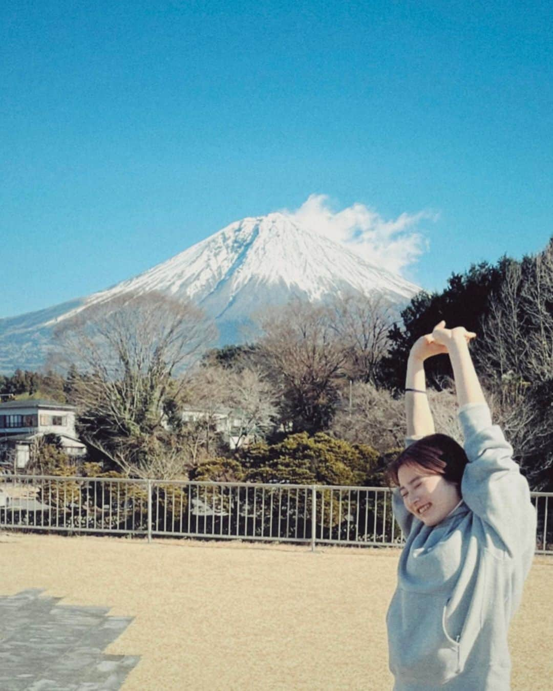 守谷菜々江のインスタグラム：「🗻⛅️  ちょっとずつね、進んでね そんで、一旦止まって伸びをすると 違う景色が見えたりするよね  #富士山#フィルム」