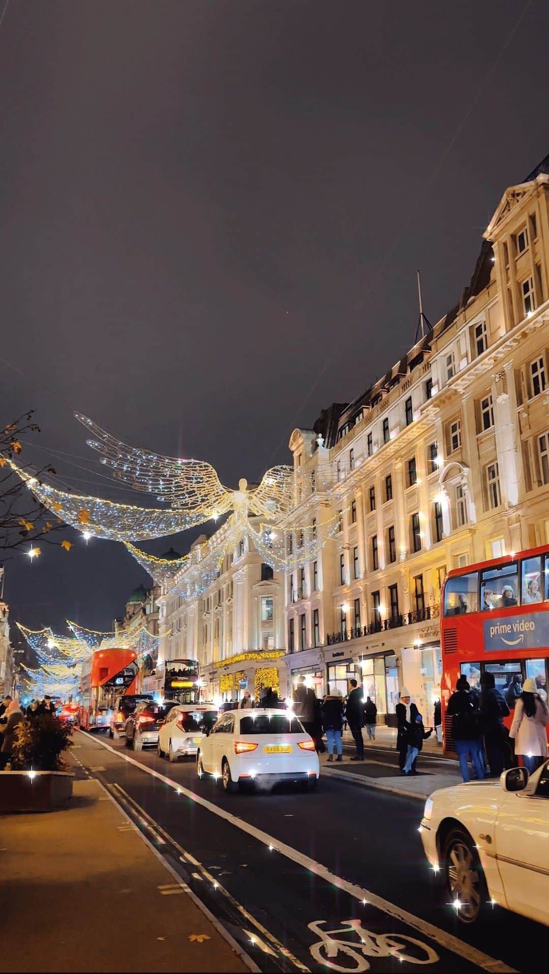 下仮屋カナエのインスタグラム：「今年初めて雪が降った日☃️🇬🇧 MAYFARIからSOHOまでお散歩❄️ 寒いけど街がキラキラで歩くの楽しいなぁ👼🏻 . . #ロンドン観光  #クリスマス  #初雪  #londonwinter  #soholondon  #mayfairlondon  #kanarry」