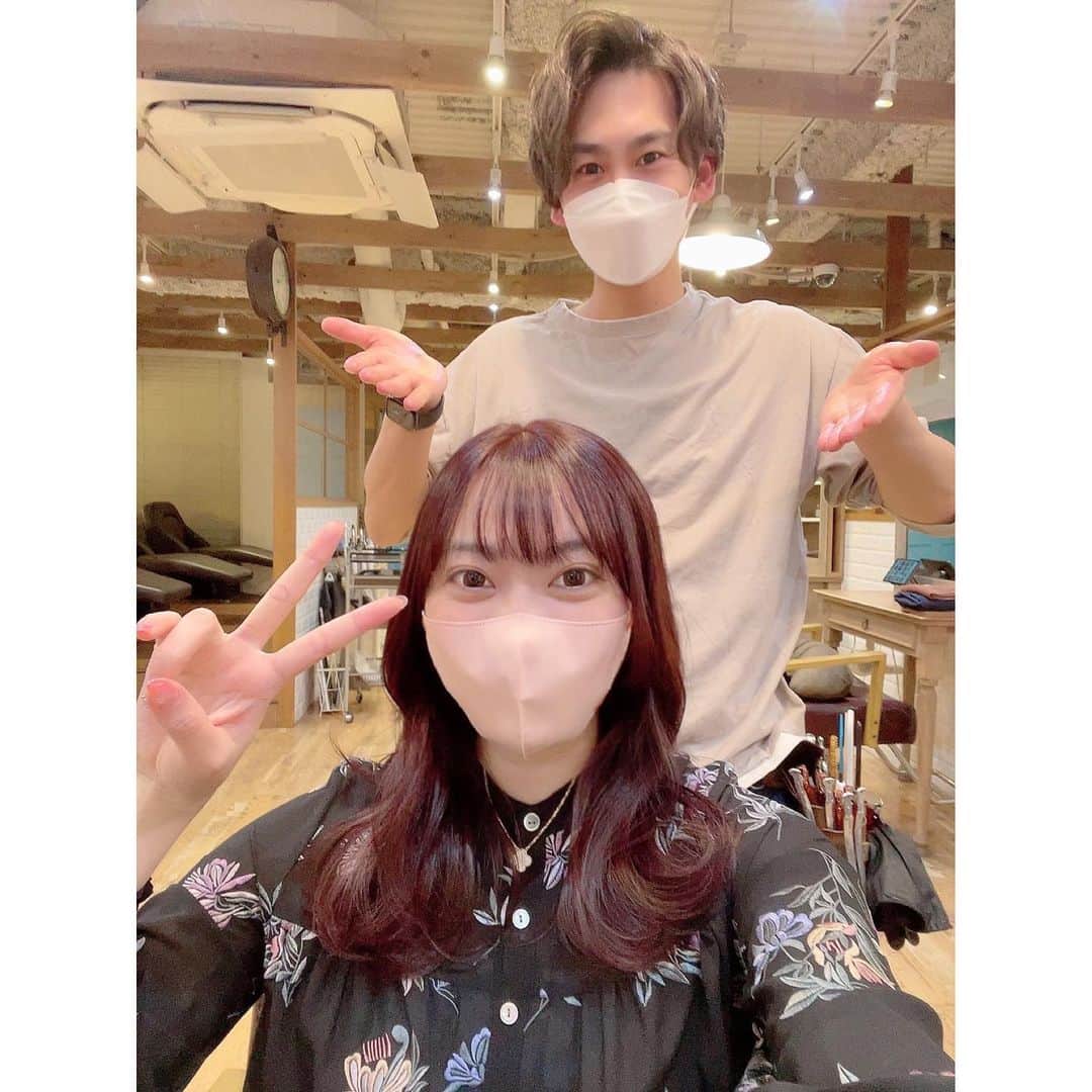 松本圭世さんのインスタグラム写真 - (松本圭世Instagram)「. 若者がやってるポーズやってみた。 指が攣りそうになった。  さて 少し前にヘアメンテナンス！  💈 @littlekuruku  ✂️ @takuto_ubukata  #リトルヘアサロン  いつもの重安さんがこの日はNGだったので 今回は生方さんにお願いしました😊  二階堂姉妹の担当だそうなので 実質わたしも二階堂姉妹です🙃笑  #いつも地獄みたいなすっぴんで美容院に行ってごめんなさい　#さらにこの日寝不足すぎてこの世の終わりみたいな顔してます　#それでも髪はとっても完璧にやっていただきました #キングダム次は49巻から　#まだ未知の話には出会えてません　笑 #女子アナ　#フリーアナウンサー　#アナウンサー　#美容院　#followme」12月17日 20時25分 - matsukayo0806