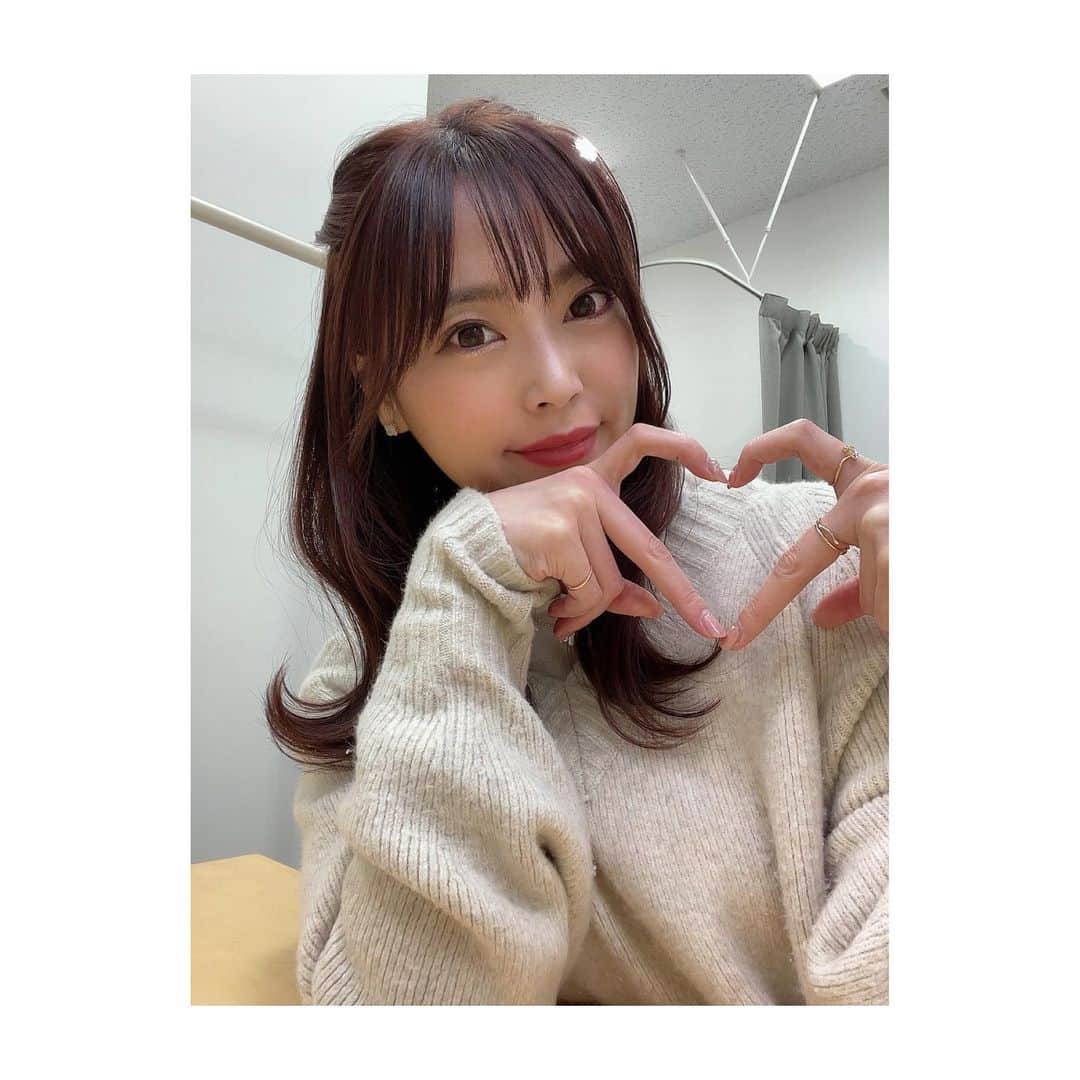 松本圭世のインスタグラム：「. 若者がやってるポーズやってみた。 指が攣りそうになった。  さて 少し前にヘアメンテナンス！  💈 @littlekuruku  ✂️ @takuto_ubukata  #リトルヘアサロン  いつもの重安さんがこの日はNGだったので 今回は生方さんにお願いしました😊  二階堂姉妹の担当だそうなので 実質わたしも二階堂姉妹です🙃笑  #いつも地獄みたいなすっぴんで美容院に行ってごめんなさい　#さらにこの日寝不足すぎてこの世の終わりみたいな顔してます　#それでも髪はとっても完璧にやっていただきました #キングダム次は49巻から　#まだ未知の話には出会えてません　笑 #女子アナ　#フリーアナウンサー　#アナウンサー　#美容院　#followme」