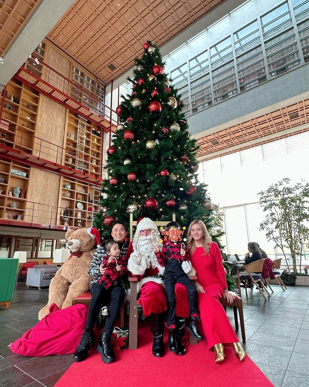 福王寺彩野さんのインスタグラム写真 - (福王寺彩野Instagram)「サンタさんに会いに行きました〜🌟🎅🎄@ TAC❤️ お兄ちゃんは妹の分も質問にしっかり答えれてたからサンタさんきっと来てくれるね🥰🎁💫 今日は家族でXmasリンクコーデに👍✨ わたしのニットドレスは @mylan_official ❤️ パパは @windandsea_wear x @hystericglamour_tokyo 🖤 子供達は兄妹お揃いでハワイの @surfergirlacademy 🏄‍♀️ @mitokasuya 先生にいただいた @tbahama です😍🫶 #merrychristmas #santaclaus #tokyoamericanclub #familyday #matchingoutfits #mylan #windandsea #tommybahama #クリスマス #サンタクロース #家族写真 #家族コーデ #お揃いコーデ #兄妹 #福王寺fam」12月17日 20時26分 - ayano_fukuoji