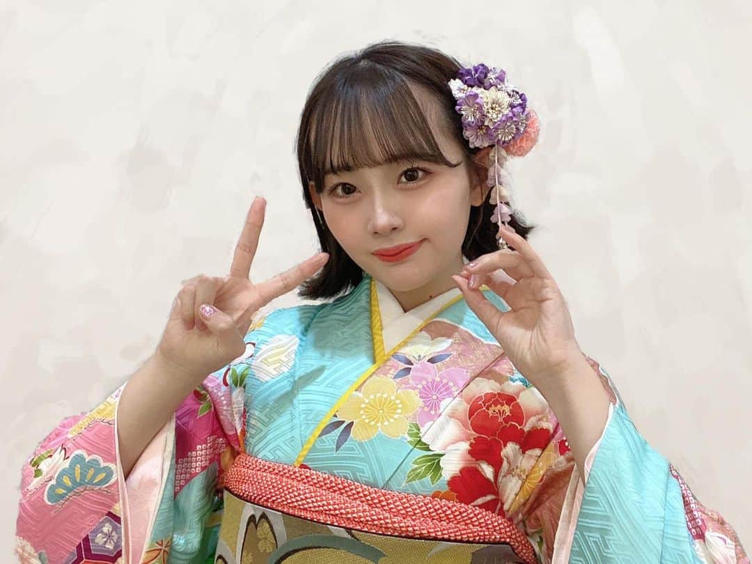 のインスタグラム：「今日で20歳になりました！🫶🏻  たくさんのお祝いメッセージありがとうございます。  19歳は新公演やCM出演や麻雀など沢山の出会いや新しい経験ができた1年でした。  20歳はアイドルも麻雀もよりパワーアップして役満な1年にできるように頑張ります！  これからも応援よろしくお願いします。」