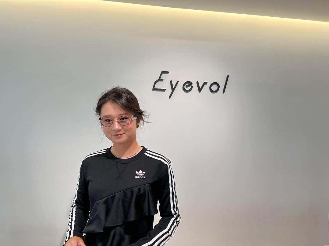 森田遥のインスタグラム：「. . Eyevol Tokyo Storeにお邪魔してきました🕶👓 シーズンを通して、大事な目を守って下さりありがとうございます🖤🤍ゴルフ場だけでなく、多方面でも使えるオシャレサングラスなので、普段着のワンポイントにも大活躍です！🫶 スタッフの方もとても親身に考えて下さり私好みのぴったりなレンズのカスタマイズをしていただきました☺️ 是非皆さんも自分だけのカスタマイズをしてみては🫶😳 . . #eyevoltokyostore  #eyevol  #eyevan  @eyevol_official  @eyevan_official  @eyevol_tokyo_store_official」