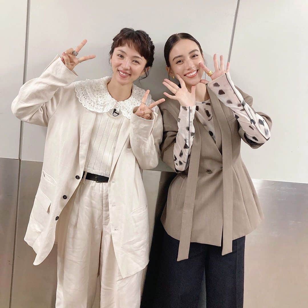 滝沢カレンのインスタグラム：「こんばんは。  今日は２１時から細かすぎて伝わらないモノマネ初出場します！！✨✨✨  ずっとずっとずっと私の記憶に残る番組に なんと出させていただけるなんて幸せすぎというか...笑いすぎの時間になりました🤭  しかもしかもしかも大好きな満島ひかりさんと一緒でした💓  満島さんはいつだって飛び跳ねながら楽しげに近づいてくれます😚 そんな満島さんとたくさんお写真撮らせていただきました💕あー楽しかった🤭満島さん優しくて大好き😆  そしてこの番組は、 右見ようが左見ようがおもしろすぎるモノマネをたっぷりと楽しすぎました☺️✨✨✨✨  ぜひ大冬祭りみたいなこのお笑いカーニバルを楽しんでいただきたいです🎪✨✨  よろしくお願いします🙇🏼」