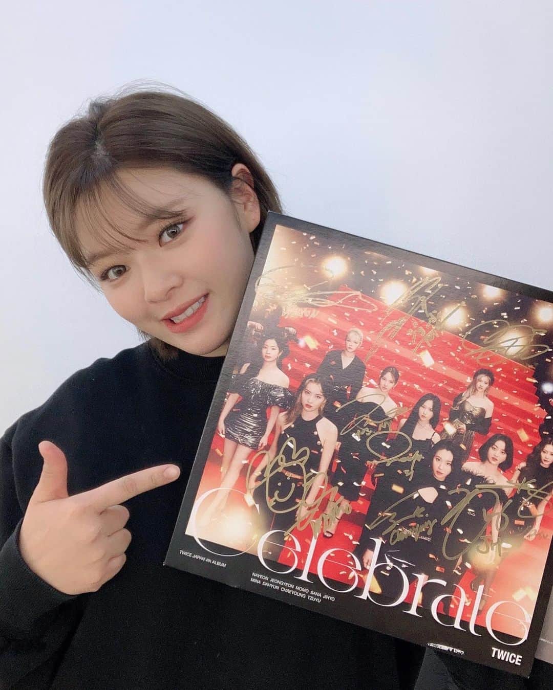 のインスタグラム：「TWICE JAPAN 4th ALBUM『Celebrate』数量限定生産アナログ盤　発売記念   JEONGYEON   https://twicejapan.com/news/detail/1110   #TWICE #Celebrate #VINYL #JEONGYEON #TWICE_JAPANDEBUT5thAnniversary」
