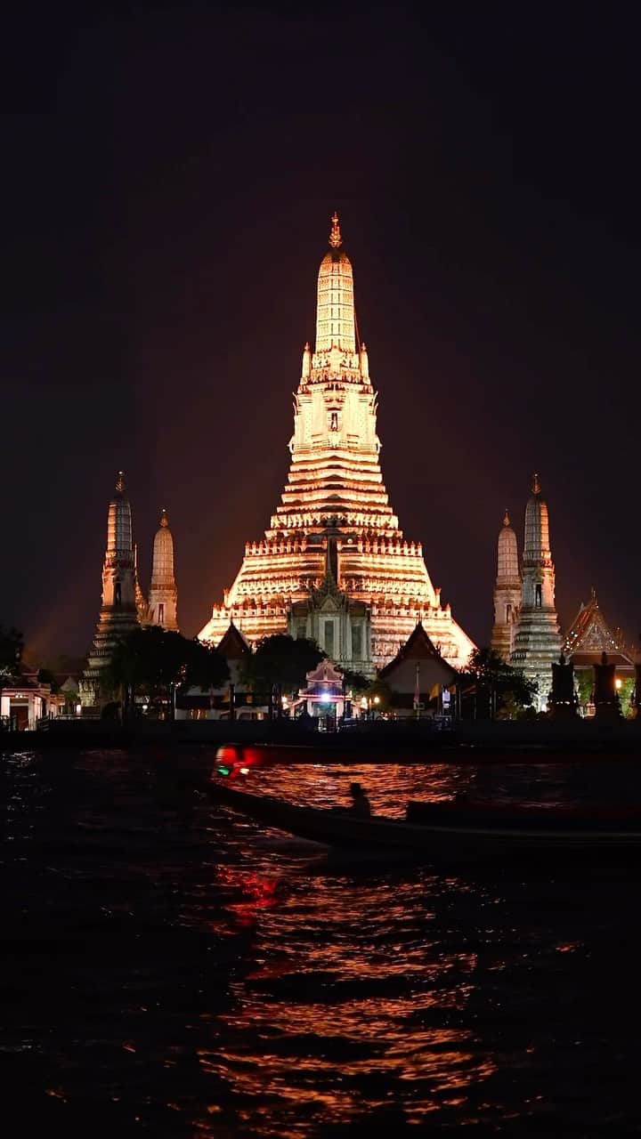 でいぜろバンコクのインスタグラム：「Wat Arun is always beautiful, no matter when you come.  いつ来ても綺麗ですね。  #bangkokstreet #thailandphotographer #bangkokcityvibes #beautiful_bangkok #bangkokspirit #streetphotographybangkok #bangkokstreets #thailandstreetphotography #streetbangkok #bangkokstreets #streetphotographythailand #bangkokexplore #thailandstreet  #bangkokview #bangkokstreetphotography」