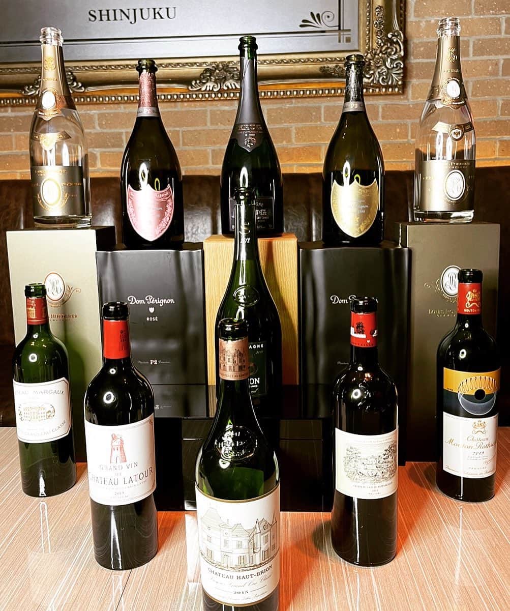 夏目こころのインスタグラム：「ベネ新宿入店🍾🎉 ３日目で売り上げ3000万円超えでした🌻 本当に感謝でいっぱいです🙇‍♀️💓 写真は1日目に1席で頂いた 高級シャンパン🍾🥂とワイン🍷 嬉しすぎたので珍しく載せます🥺✨」