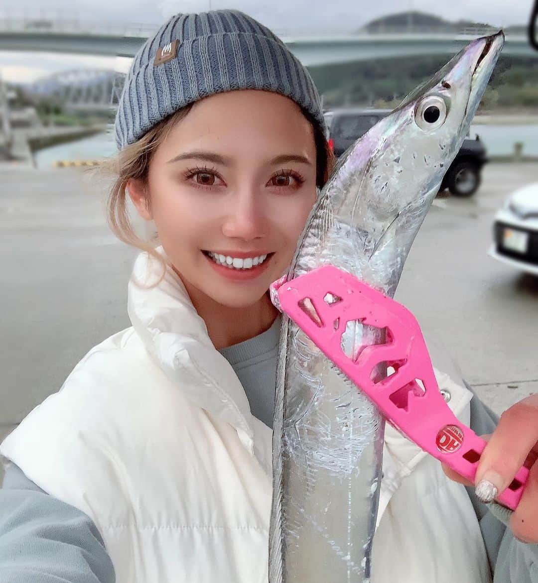 KANAのインスタグラム：「さむ〜笑笑  始まりました〜🤣✌️  #太刀魚 #釣り #釣り好きな人と繋がりたい #釣り女子 #釣りスタグラム #釣りバカ #どんなもんぢゃーーーい ＃thesea#ショア #ショアから#fishing#fish #フィッシング #つり」