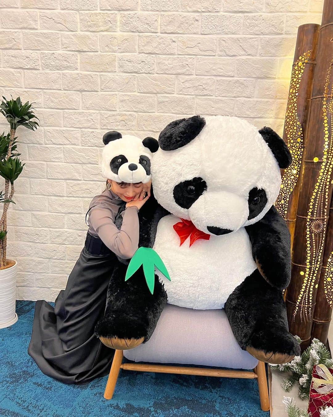近藤千尋のインスタグラム：「2投稿連続動物さんだ😂  和歌山にてお仕事でした🐼🤍  初めましての、 みらんちゃん可愛かったなぁ💕🫶🏻 また一緒に遊ぼうね☺️💓  TGCのキッズオーディションの 審査員としてのお仕事でした〜🥰  パンダのお土産🐼 子供たち大喜びでした💕  #近藤千尋衣装  tops @dholic_official one-piece @ihnn_official」