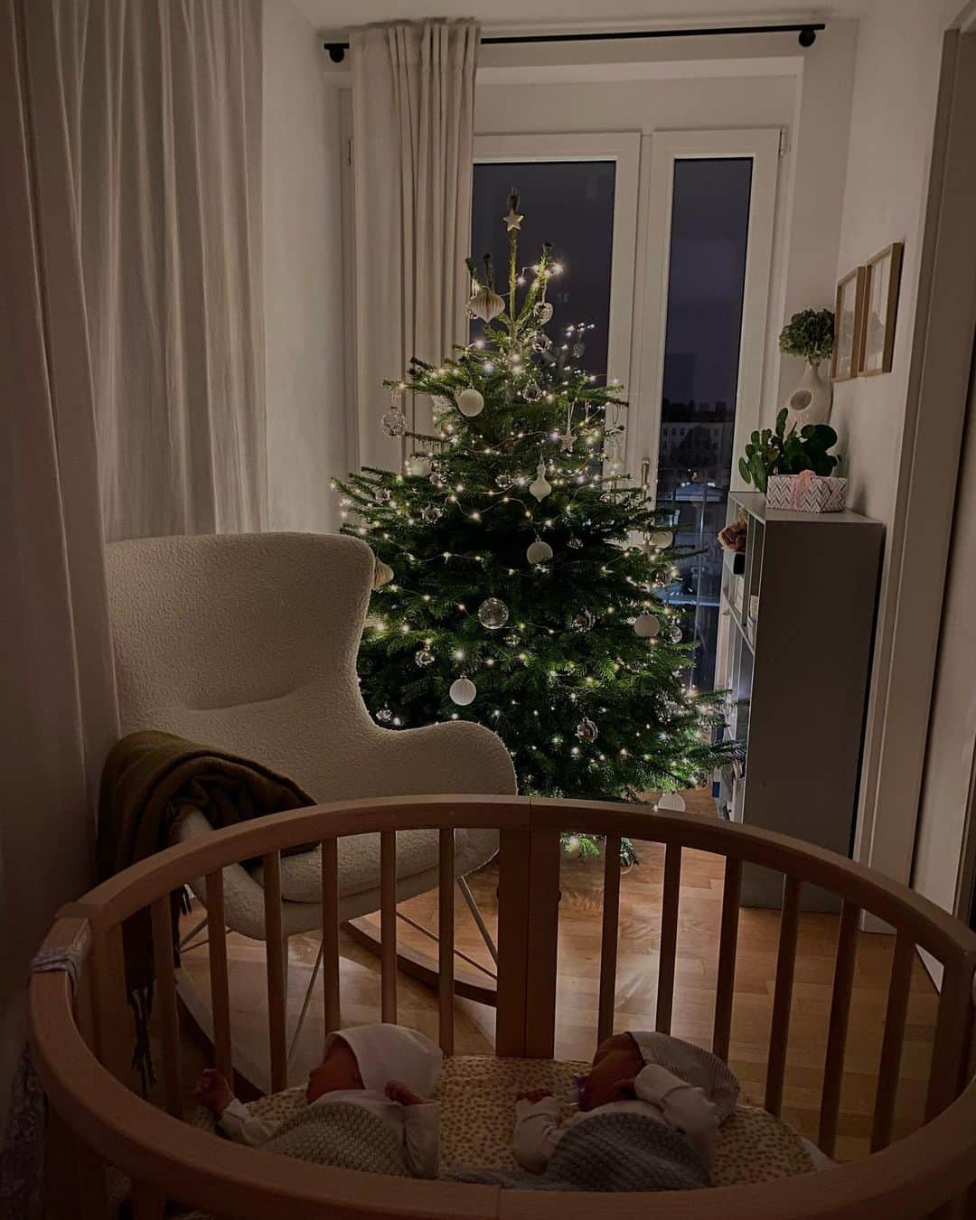 FashionMuggingのインスタグラム：「From our first night at home #twins #themostwonderfultimeoftheyear」