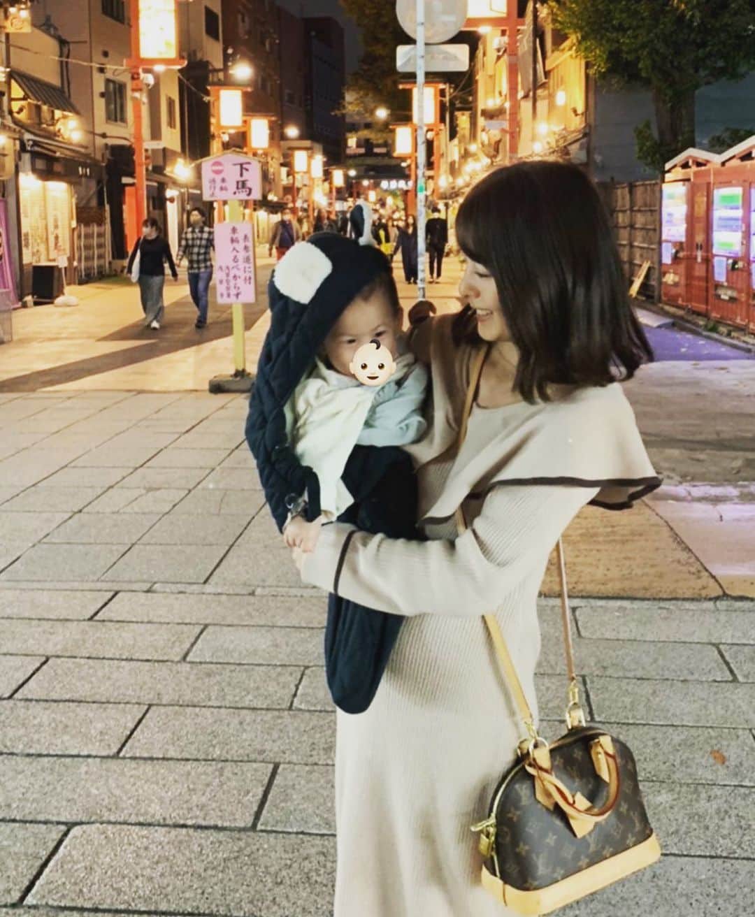 中島遥のインスタグラム：「東京の浅草寺付近にて⛩ 東京っていつ来ても キラキラしてるよねー🤩  今年もあと2週間かぁ🥹 色々追いついてません。 掃除も出来てません💦 娘が寝てるうちに少しずつ進めるかあ😵‍💫  #東京#tokyo#新米ママ#女の子ママ#女の子ベビー#8ヶ月ベビー#帰省#ランチ#浅草寺#旅行#travel#カフェ#絶景#お出かけ#portrait#ファインダー越しの私の世界#東京カメラ部#カメラ#一眼レフ#フォロー#自然#follow#japan#いいね#コメント#ありがとうございます#japanesefood」