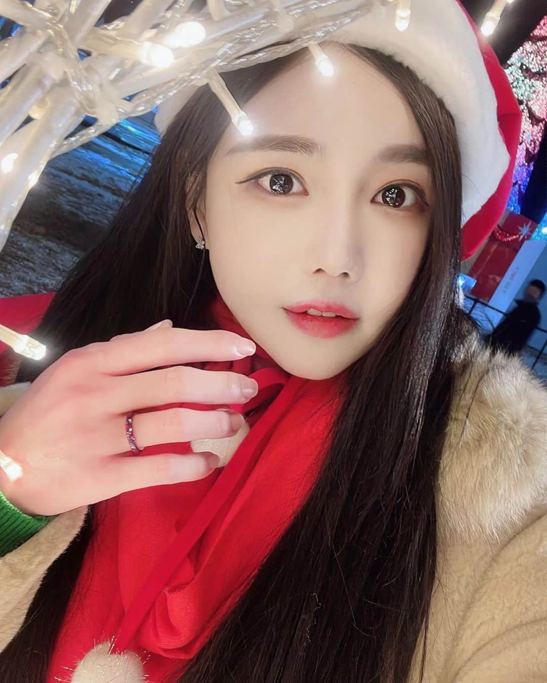Han Ga Eunさんのインスタグラム写真 - (Han Ga EunInstagram)「#광고 한겨울의 동행축제  윈윈터페스티벌과 저와 함께하는 제품은 예쁜 자개반지예요  보라빛 영롱한 빛깔이 넘이쁘답니다 10일동안 프로필링크로 걸어 놓을예정이예요 나랑커플링하쟈🥰🥰  #윈윈터페스티벌 #한겨울의동행축제 #럭스핸드 #자개반지 #블랙퍼플T-line자개반지  #중소벤처기업부」12月17日 21時32分 - gaeungbebe