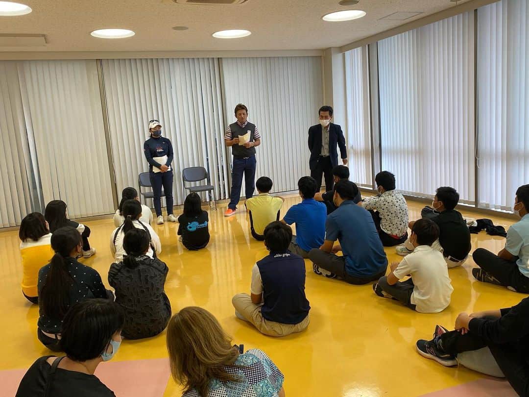 のインスタグラム：「沖縄ナショナルチーム合同練習会。 正岡竜二プロと私の2人が講師として参加させていただきました。  午前中は、みんなからの質問にお答えし 午後は、練習場とコースでの実践練習。  レッスンはあまりした事ないので、うまく伝わったのか、お役に立てたかわかりませんが💦 ゴルフが好きな気持ちは皆一緒なので、有意義な1日になりました😃  明日も楽しんで、みんなの将来のヒントに少しでもなれれば嬉しいです！  #ゴルフ #ゴルフ好き #レッスン #ジュニア #沖縄 #ゴルフ練習」