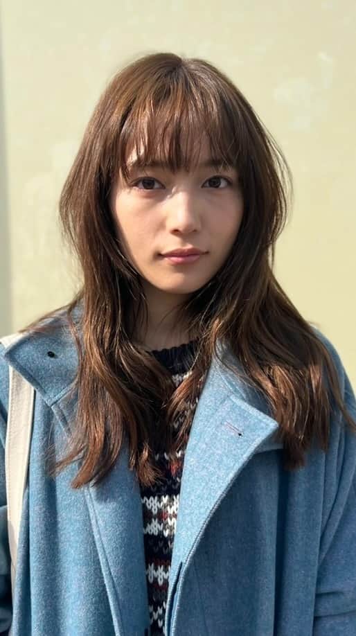 青木大輔のインスタグラム：「ドラマ「Silent」もいよいよ来週が最終回！どうなっちゃうのー⁉︎って感じですよね！ リアタイで観て皆さんと同時に感動したいー！！  今回の春奈ちゃんのドラマの髪型もめちゃくちゃ反響ありました！ 毎日沢山のお客様が紬ヘアーにしてくれています！ ということで、お待たせしました！以前解説すると言った紬の髪型を解説させて頂きます！  最大のポイントは３つ。「前髪」「水平なアウトライン」「程よい重さ」です！ まず、レングスはロングがバランス良いです。 ミディアムでも可能ですが、雰囲気を出すにはセミロング以上がおすすめです。 ベースは毛先に重さを残したローレイヤーです。毛先が軽くなってしまっている場合には少しカットして重さを出すことをお勧めします。 アウトラインは後ろから見た時に水平になるようにカットします。サイドはそれに繋げて、前に出した時にも水平になるアウトラインにします。 サイドには約3〜5センチ幅のレイヤーを入れます。毛先を巻いた時に柔らかい雰囲気を出すためです。 トップにもレイヤーを入れます。トップのレイヤーはサイドよりも少し短めにカットして、表面に動きを出すことが出来ます。 次に前髪です。前髪は春奈ちゃんのYouTubeでしっかり解説させてもらってるので是非見て下さい！ 毛量調整は全体のシルエットが細めのＡライン、もしくはＩラインで作ります。アウトラインが軽くならないようにします。 僕は乾かしてから毛量調整を行います。ダメージの出ないスライドカットですることで細かいボリューム感を見ながらシルエットと毛束感を調整してます。 紬ヘアーはポニーテールなどアレンジした時にフェイスラインに少し毛束をつくっています。 ちなみに春奈ちゃんはアゴ上くらいの長さにしてます！  スタイリングは全体の毛先をアイロンでワンカール付けてからバランスを見ながらゆるいウェーブを足していく感じですね！ 前髪はストレートアイロンで毛束ごとにカールつけてくずすと良い感じになると思います。  カラーは @manami_tiechel から！  silentの紬ちゃんカラー！  8.5〜自然光に当たれば9レベル くらいに見える明るさです！  赤みを抑える程のベージュと モノトーンのグレージュを 合わせてます！！ ポイントとしては赤みないベージュっぽさ＝でアッシュを選ぶ方が多いですが、ベージュを作るに当たって 青みはくすませてしまう恐れもある為一切使用してません！🙅‍♀️  顔周りは温度で赤みも出やすい為 カラー剤も分けて 少し、顔周りにはマットを少し入れてより赤みを抑える調合もしてます！  また、ベースや褪色過程を見ながら ヴィオレットやピンクなども入れて毎回、少しずつ調合を変えてます！ 補色もどう発色させるかによって 入れるグラムにもこだわってます！  また、自然光にあたった時や 映像や静止画で映った時に マスダードっぽさよりも マロンクリームな色に見えるように 配合も考えたり 繰り返すカラーヘアの事も踏まえて 使用するカラー剤にもこだわってます！！  いろんなファッションにも合わせやすい紬ヘアー、是非真似してみてくださいね！！ … #川口春奈 #silent #紬ヘアー #tiechel」