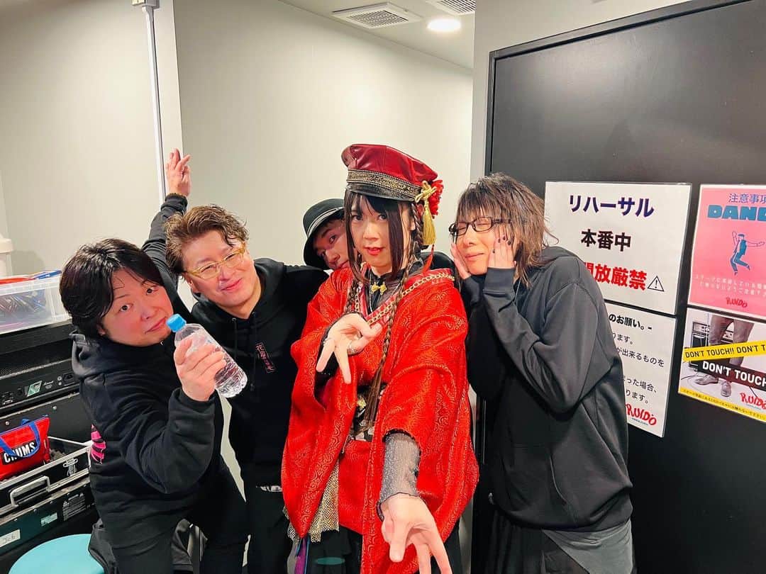 のインスタグラム：「亜沙バンドバースデーライブ2022 花街暗中膝栗毛ありがとうございました。 2022年は本当に色々なことがありましたが皆さんのおかげで走り切ることが出来たように思います。 今日みんなにもらったエネルギーを来年への糧にします！ ありがとうございました！ #亜沙　#バースデーライブ #花街暗中膝栗毛」