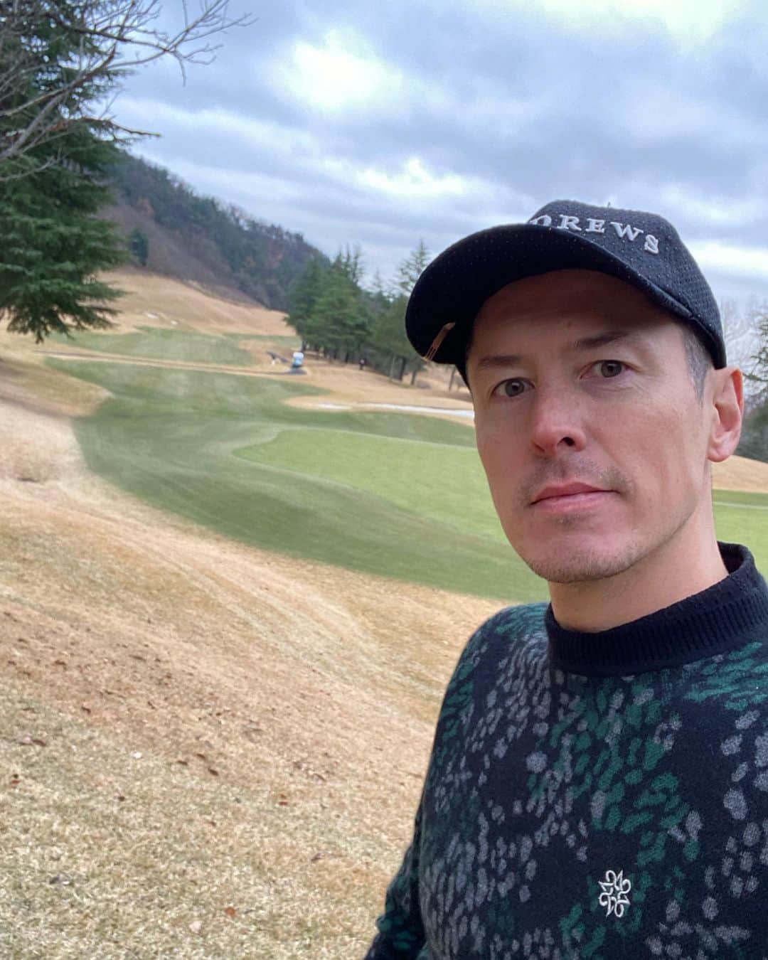 森豪士のインスタグラム：「年末忘年会ゴルフ⛳️ 岩田寛プロと同じセントアンドリュースのカシミアニット👍🏽 これ着るだけでスコア5打くらい縮まりそうです😆w @standrews_jp  #golf #golfwear #standrews  #ゴルフ #ゴルフウェア #岩田寛プロ #セントアンドリュース #マックマネジメント」