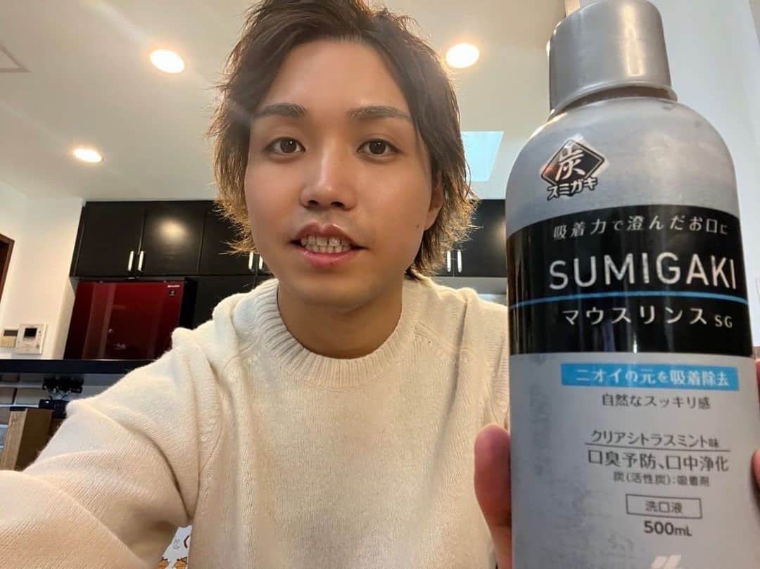 トミーさんのインスタグラム写真 - (トミーInstagram)「とみビデオで、デート前のルーティン動画を公開しました！ デート前、口臭予防のためにSUMIGAKI/マウスリンスSGを使いましたが スッキリした気分でデートできました。  普通に口臭ケアとか関係なく僕自身の不甲斐なさでめちゃくちゃデートは フラれました！さようなら！  SUMIGAKI/マウスリンスSGみんなもドラッグストアなどで買ってみてね。  販売名：マウスリンスSG　口臭予防・口中浄化　洗口液 #スミガキ　#マウスウォッシュ　#PR」12月17日 22時33分 - tommymizutamaribond
