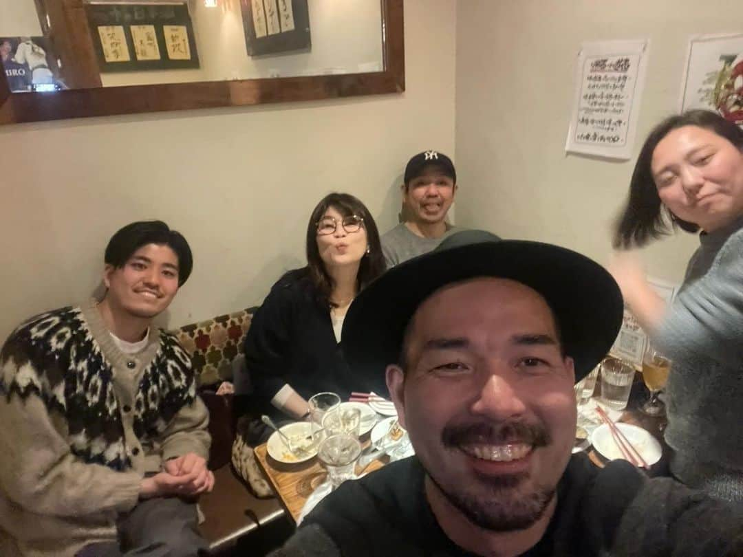 kouzuma ショートマスターのインスタグラム：「事務局忘年会❣️  飲んだし暴れたし‼︎  支えて頂いてありがとうございます😊　(￣ー￣)bｸﾞｯ!!  溢せる話も色々デス😅 またお世話になります❣️  薬剤も施術パターンもそれぞれの理想と髪質に合わせて 内容が変わってきます！  しっかりとお話しさせて頂いて より良い状態へとご案内させて頂きます！  こんな方は是非一度ご相談ください クセがある パサつく 広がる 縮毛矯正をしてパキパキになった とにかく髪質を改善したい  髪に艶がない 広がるので毎日アイロンしてる 髪がパサついて老けて見える ホームケアをしても効果を感じない  上記の相談にしっかりのれます！ 一度では・・と言う事もあるかもしれませんが 髪の状態としっかり相談して施術させて頂きます  コウズマカット￥6,600 カラー￥5,500～ パーマ￥5,500～ 髪質改善ツヤ髪エステ¥1,1000～ 髪質改善髪質改善ツヤ髪縮毛矯正¥22,000～ ※税込価格  動画もアップしてます！ インスタグラム @an.contour 　 #ルッツ #ヘアーアン #下赤塚髪質改善 #東武練馬縮毛矯正 #成増縮毛矯正 #志木美容院 #志木髪質改善 #下赤塚髪質改善 #東武練馬練馬髪質改善 #成増髪質改善 #成増美容院 #成増髪質改善 #トリートメント #ツヤ髪エステ　 #髪質改善トリートメント  #髪質改善ストレート #縮毛矯正 ＃堀田さーん！」