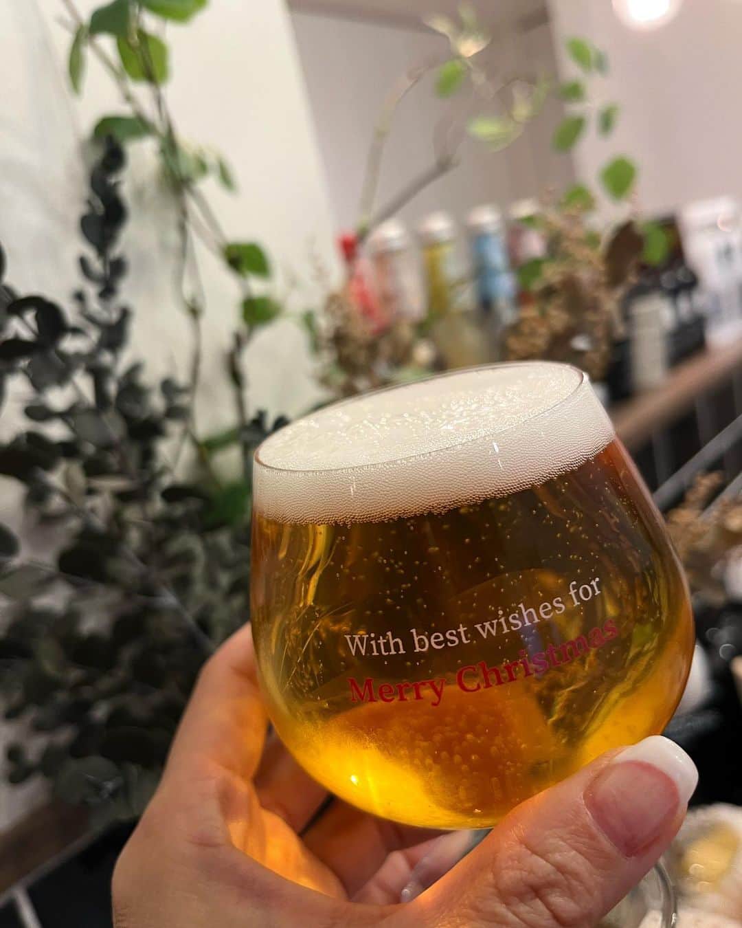 のインスタグラム：「おつかれ土曜日🍻  せなの夜食作りながら🍺  今日はワールドカップ3位決定戦をせなと観る⚽️  ぜんっぜん大掃除出来なかった😂  と言うより何もする気になれなかった😂そんな日もある🙃  寒くてお天気どんよりしてると本当にやる気が出ない😮‍💨  可愛いクリスマスのグラスに♡  #lifestyle#cheers#乾杯#beer#happybeer#ビール#🍺#🍻#3coins」