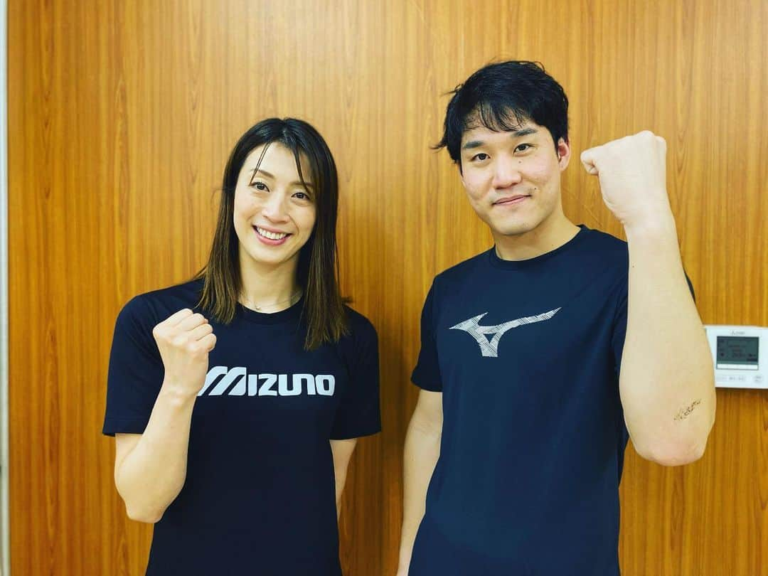 寺川綾のインスタグラム：「ミズノチームオーダーキャンペーン🏊‍♂️🏊‍♀️ 今日は小堀勇気君と一緒にサプライズ訪問に行って来ました😁 #ミズノ #ミズノスイム #チームオーダーキャンペーン #サプライズ訪問 #小堀勇気君 #まだまだ力強い泳ぎ #凄かった✨」