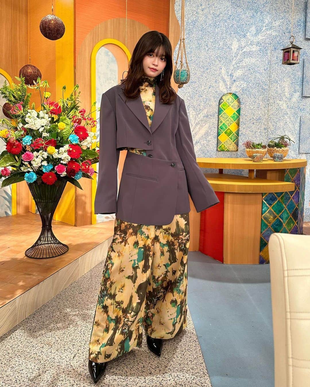 景井ひなのインスタグラム：「_ 【 お知らせ 】 明日12月18日朝6時〜 NHK "短歌" に出演させて頂きます☺︎ 短歌ってすごく難しいと 思いがちだったけど、今回で180° "短歌"に対する印象が変わりました☺︎ 朝早いですが是非沢山の方に観て頂きたいです🫶🏻」