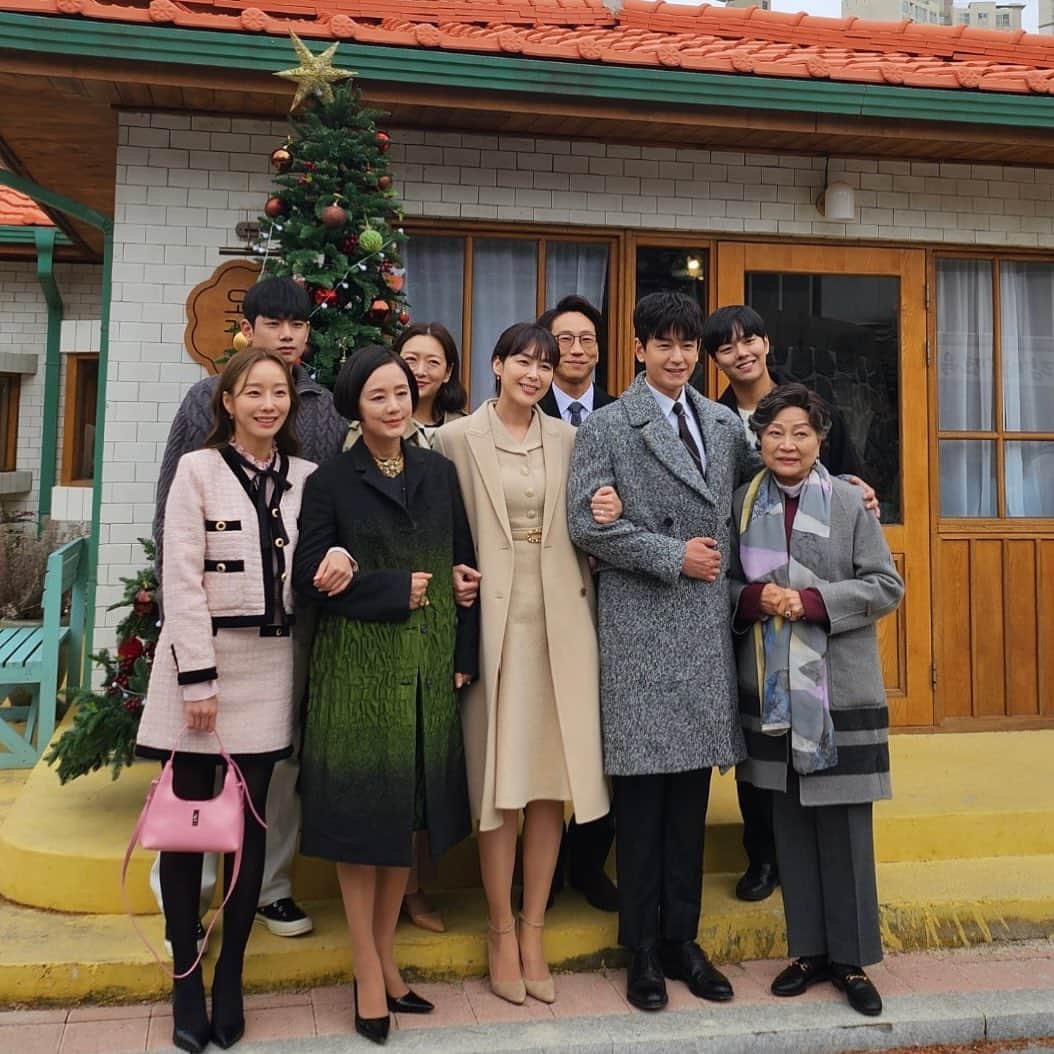 ムン・イェウォンのインスタグラム：「#삼남매가용감하게 #가족사진 #상준이네 내일도 함께해요 😉 KBS2 8:00pm Sat / Sun」