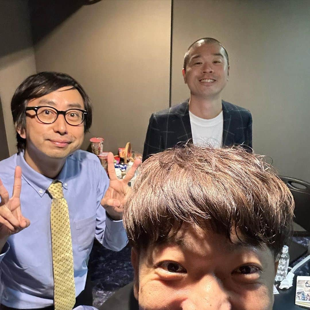 秋山賢太のインスタグラム：「久々の小田さん！楽しすぎた！小田さんありがとうございました🙇‍♂️  #おいでやす小田　さん #アキナ #小田の本についてアキナが横からゴチャゴチャ言うライブ」