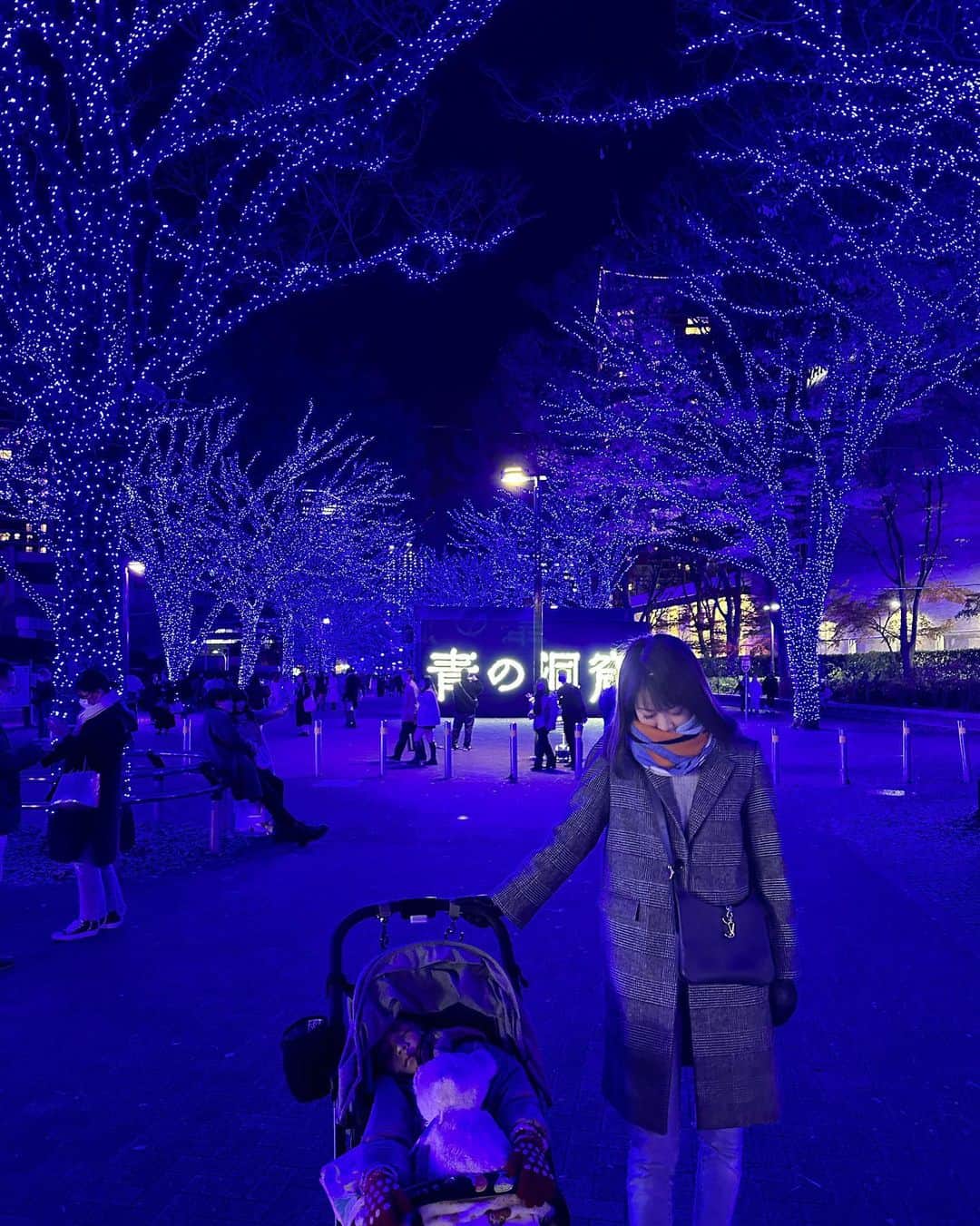 Shokoのインスタグラム：「＊Tokyo＊  Beautiful Christmas lights pop up everywhere in Tokyo and they all have different theme and designs which makes it so special to come back home this time of the year.   This is one of my favorite in Shibuya, location closer to Omotesando. The image came from Italy’s Blue Grotto.  I feel like it’s almost a dream to be back home here with my daughter. 5 years ago I came to this same spot and posted on Insta. Who knew that the world would just shut down and flying back home was not possible.  Slowly but surely I think we are trying to get our normality back.」