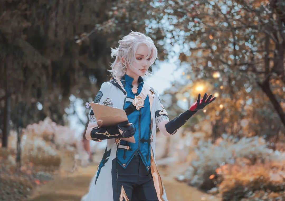 ひかりんのインスタグラム：「Thank you for coming to see me at CF today everyone! I know how difficult it must have been to even enter the convention halls 🥺 Otsukare ! Let's make it a good Day 2 of CF tomorrow ! Can't wait to see you 💞 please see my stories on how to find me ~  Photo | @fhdskl #comicfiesta #cosplay #genshin」
