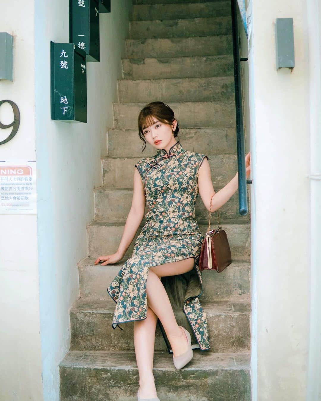 MICのインスタグラム：「じゅっじゅシリーズ📷 先日の投稿が好評やってうれしい❤️\( ˙▿˙　)/   何枚目がすきですか？ 　  🎞 @bluemood.photo   #ポートレート  #portrait #ポートレート撮影  #chinacosplay  #cosplay  #costume#🇭🇰 #香港在住 #海外生活  #人像攝影  #chinadress #チャイナドレス #チャイナ服 #チャイナ #旗袍  #コスプレ #日系   #旗袍攝影  #hongkong #HK  #香港  #攝影 #香港生活 #japanesegirl  #hkkol #hkinfluencer #hkdaily #hkjapanese #hkig」