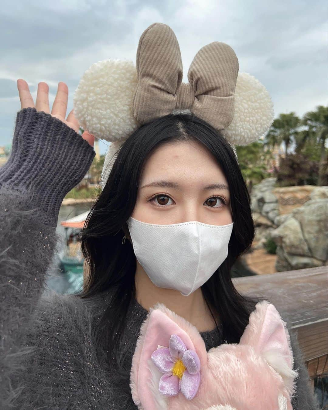 柴のインスタグラム：「まつぱとつけま大切！！！！  #ディズニーシー #disneysea #リーナベル  #クリスマスディズニーシー #リーナベルグッズ」