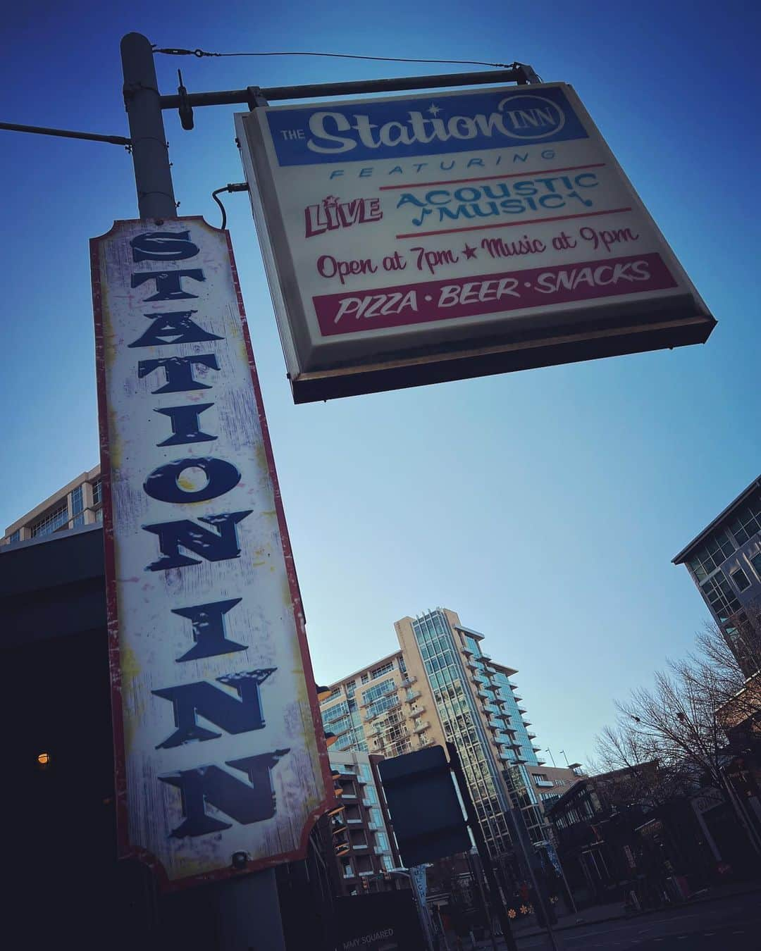 リチャード・スペイト Jrのインスタグラム：「…there’s no place like home…  @stationinnnashville #VivaNashvegas」