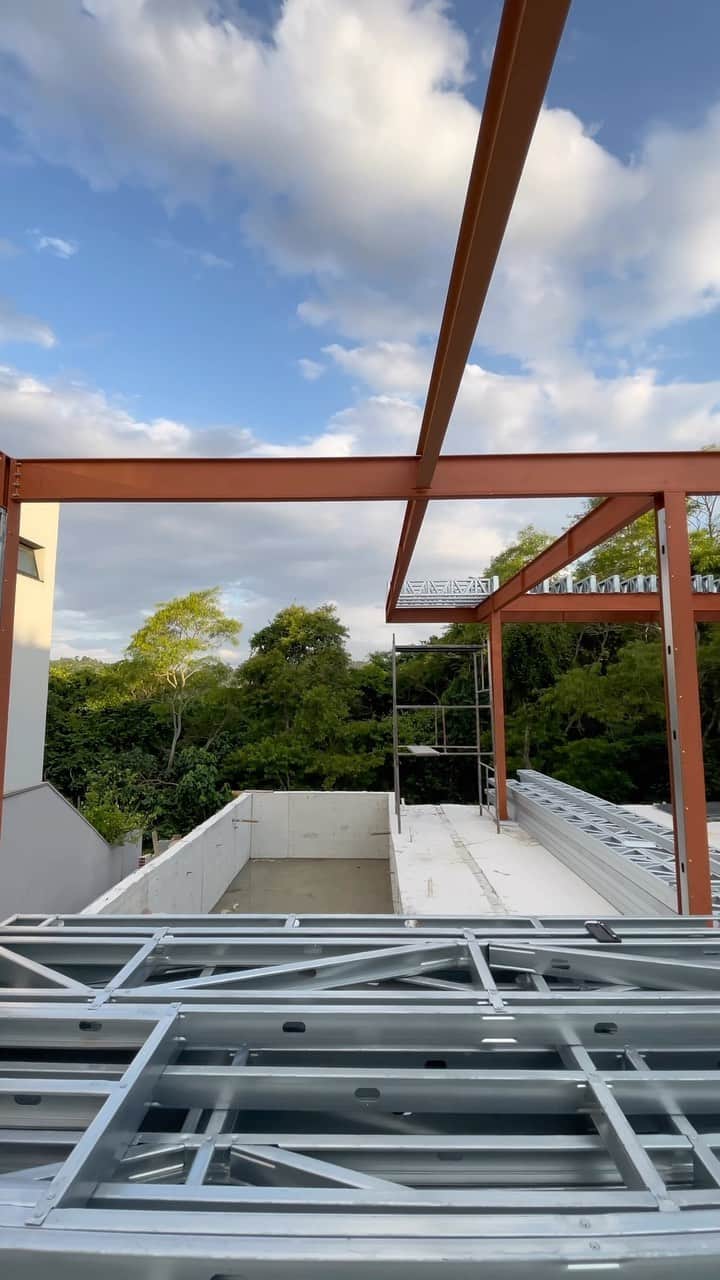 Jonas Sulzbachのインスタグラム：「Escolhemos esse sistema de obra porque é uma construção limpa/ inteligente, a estrutura é em aço galvanizado que é chamado de steel Frame, no lugar dos tijolos vem placas em diversos materiais cheios de tecnologia. Esse sistema construtivo tem alto nível tecnológico e está transformando a construção civil no Brasil agregando sustentabilidade, redução de custos e de prazos. Muito orgulho do nosso time, escolhemos os melhores, @alca_arquitetura @engenharia.tria @tecnoframe_lsf que são de extrema confiança e tão fazendo tudo acontecer com qualidade impecável! Lindo de ver né?   Benefícios:  - Obra limpa - Sustentável  - Prazo reduzido  - Mais tecnológica e rápida  - Melhor Acústica  - Melhor condição térmica - Melhor aproveitamento dos vãos  - Qualidade superior」