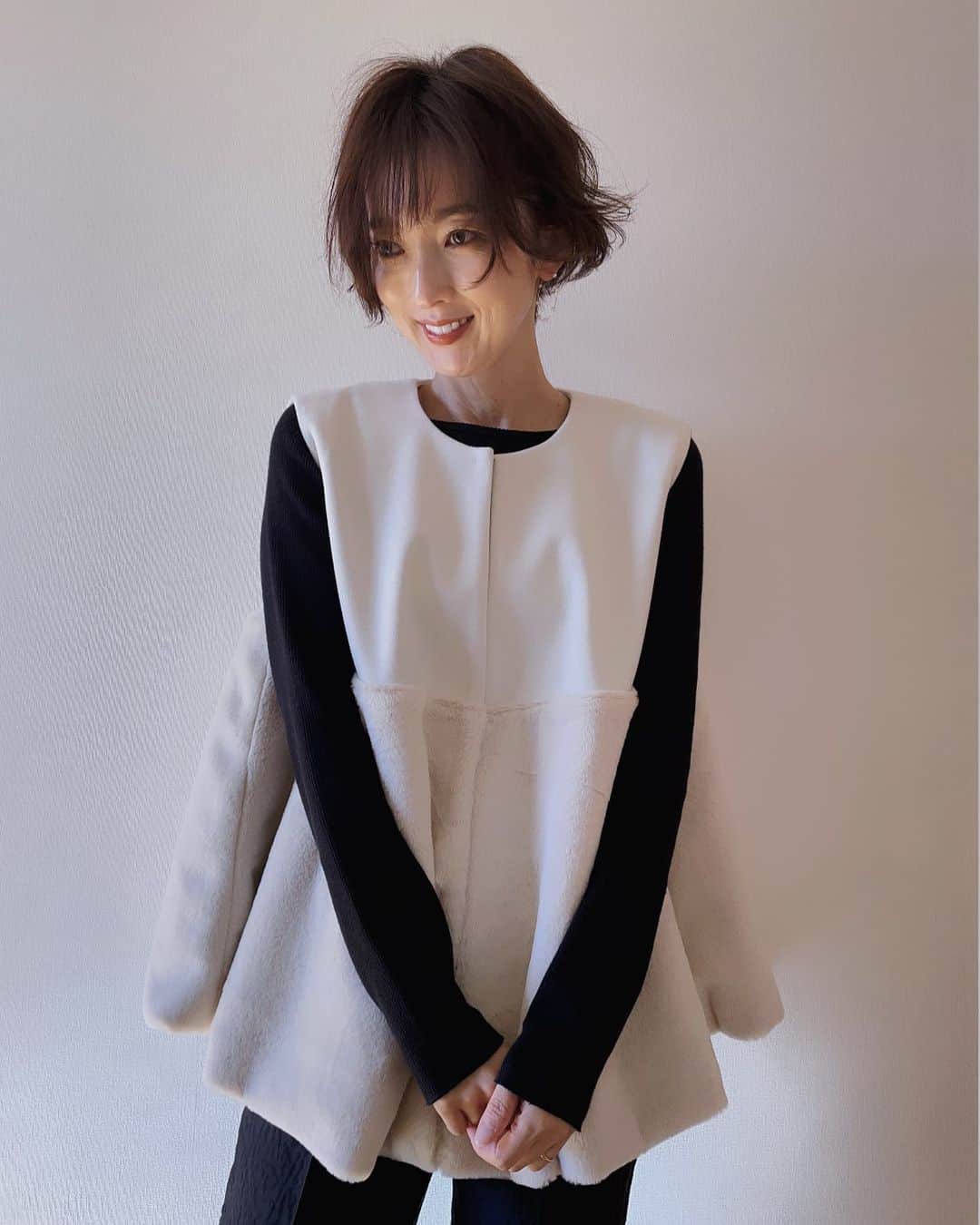 石井のり子のインスタグラム：「** 今日は @cen.___jp の ボアキリカエベスト🫶🏻 ポップアップで買い損ねて ずーっと忘れられずネットで無事購入🫡  ちょっとぶりっ子みたいになっちゃったけど大丈夫かな🙄🫣  vest #cen_jp tops #myweekness」
