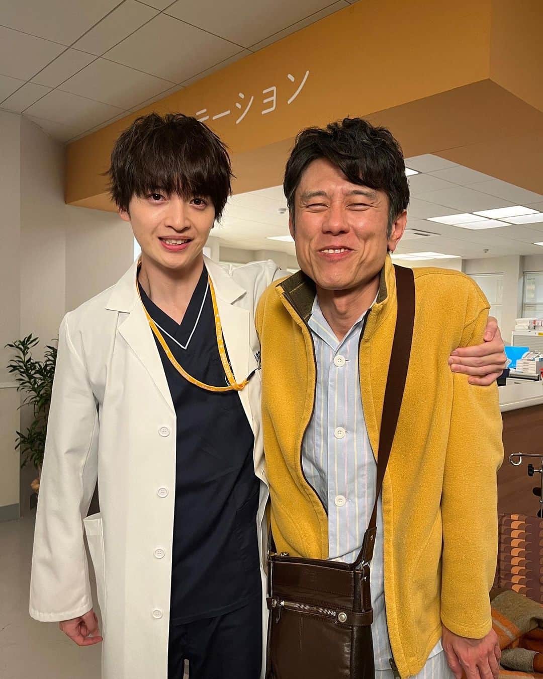 祈りのカルテ 研修医の謎解き診察記録のインスタグラム：「#広瀬さんのぎゅっとシリーズ ラストは…  良太先生が広瀬さんをぎゅっ☺️💕  優しく控えめにぎゅっとする玉森さん とっても嬉しそうな泰造さん  #父と息子 #幸せオフショット #玉森裕太 #原田泰造 #祈りのカルテ 【最終回】#TVer #Hulu で見逃し配信中」