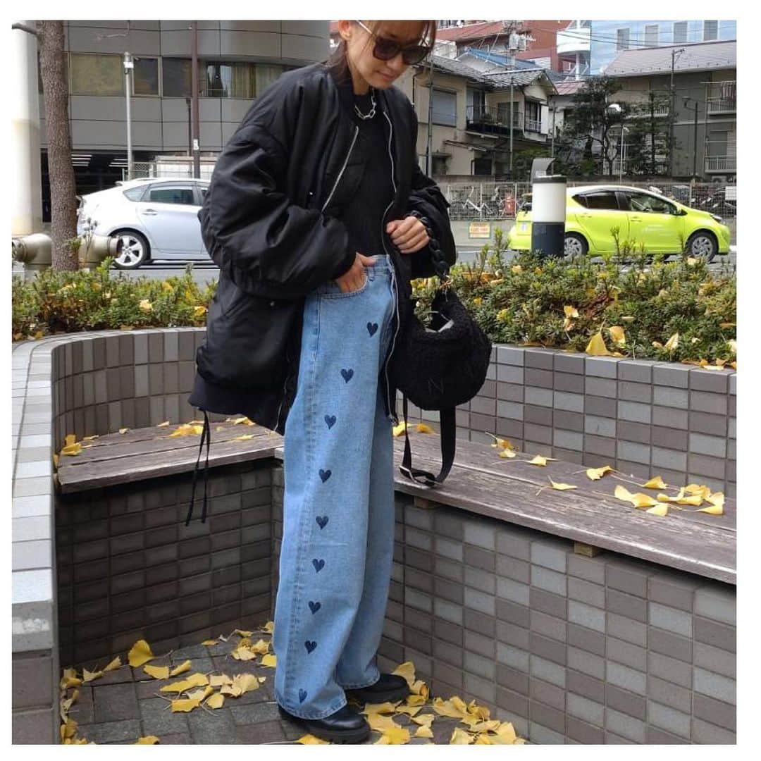 井関かおりのインスタグラム：「ハートデニム以外は全て黒でまとめたコーデ♡  outer: #maisonspecial  knit: #unitedarrows  denim: #maisonkimhekim   #着回し #デニムコーデ」
